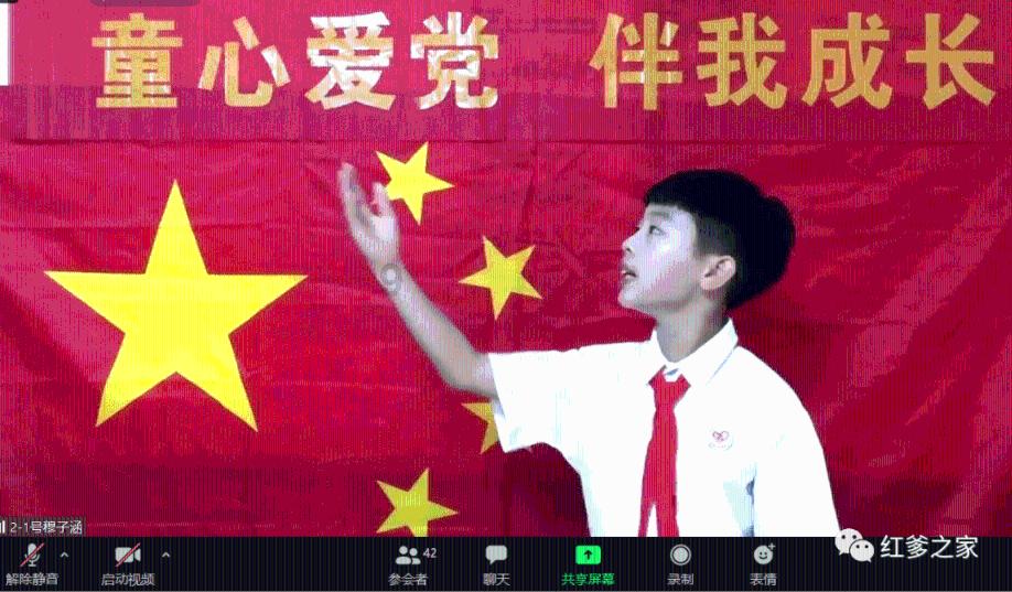 被陈都灵的上班图惊艳到！只穿吊带裙酥胸半露，让人直呼受不了
