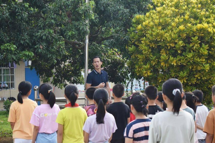 网吧坐满未成年人?记者亲测可随意上网,执法人员:查处!